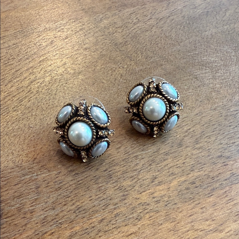 Elegant Oscar De La Renta Gray Pearl and Gold Stud Earrings. 3/4”. EUC